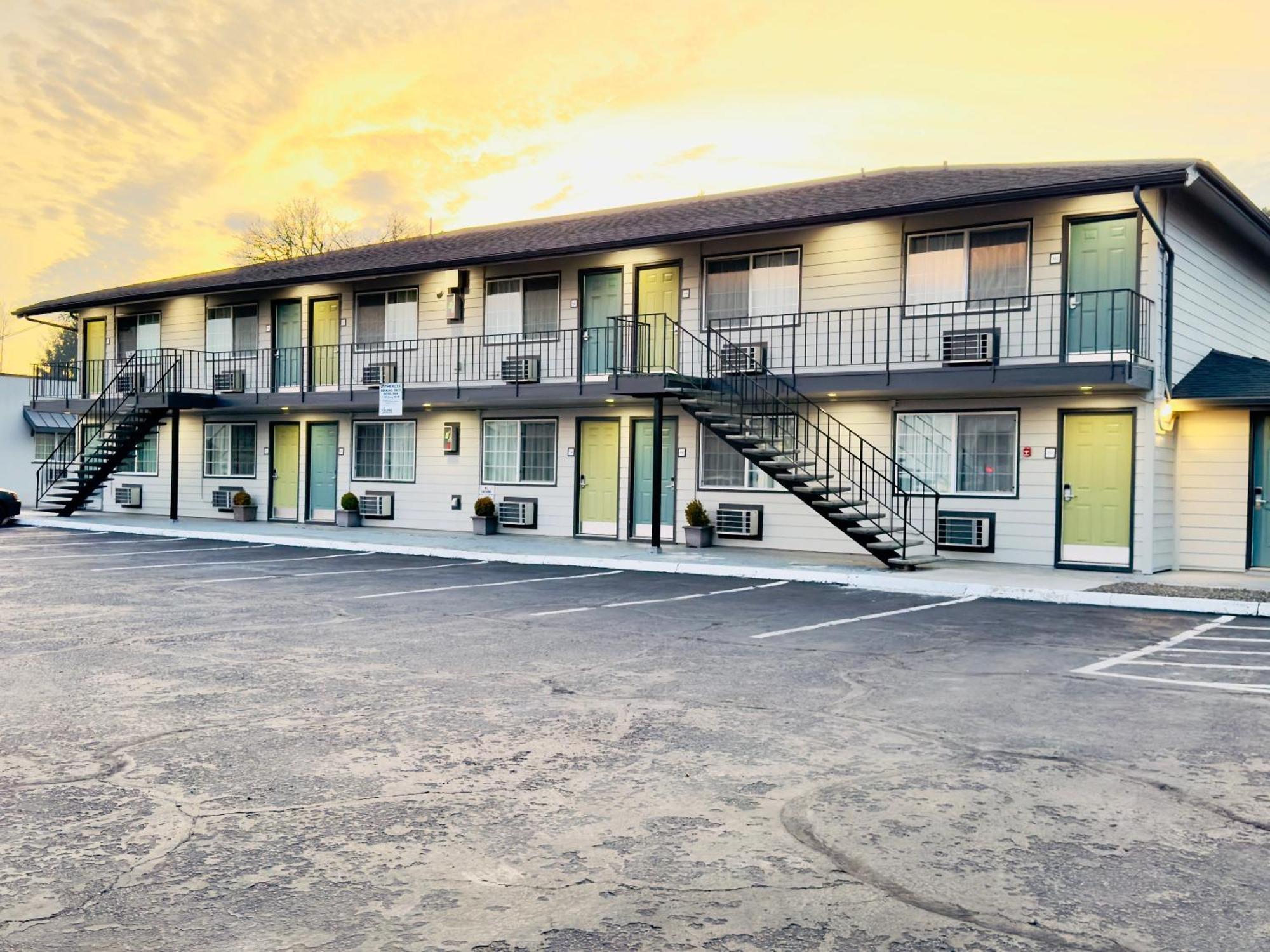 Royal Inn Eugene- Airport Екстериор снимка