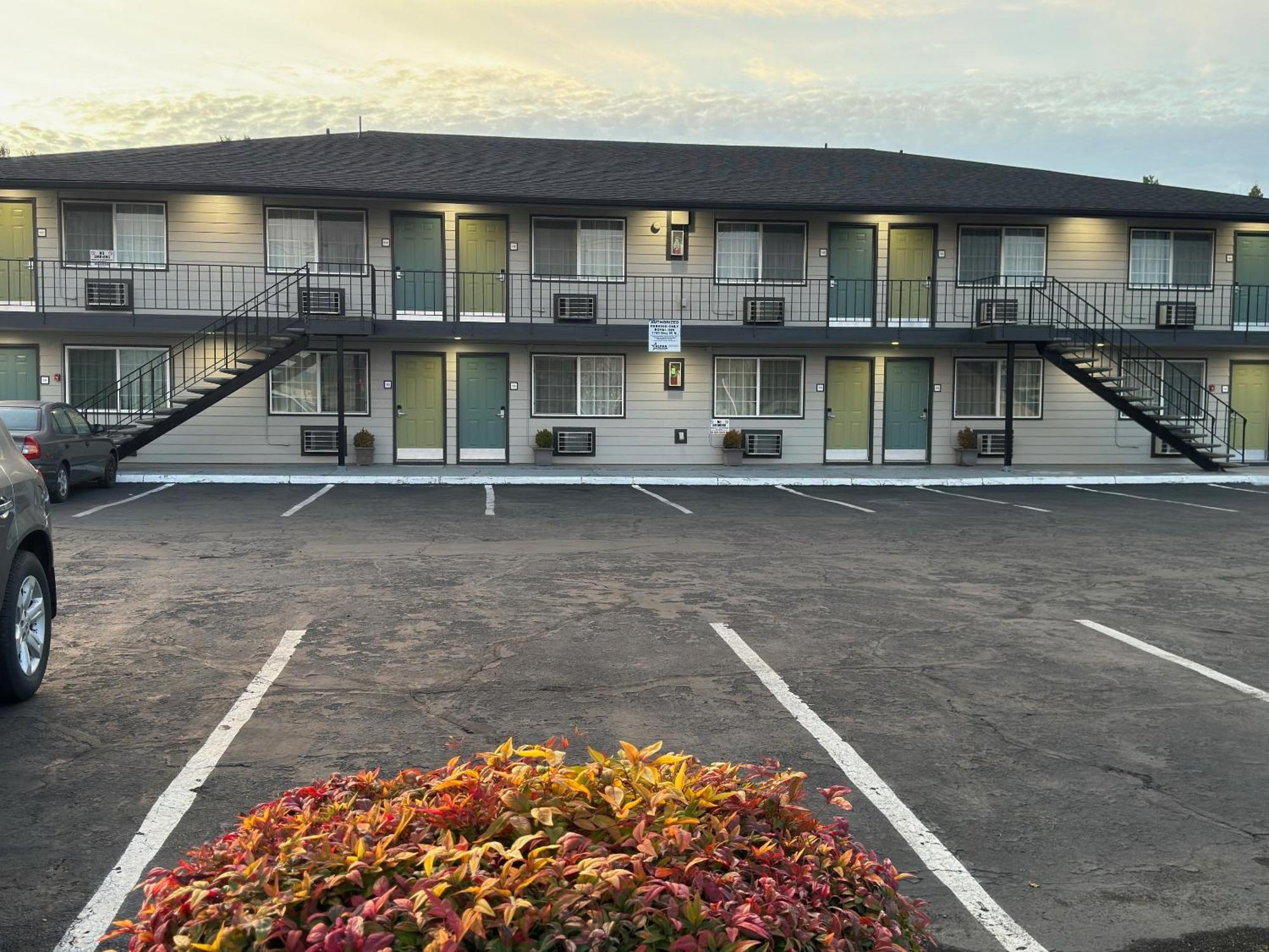 Royal Inn Eugene- Airport Екстериор снимка